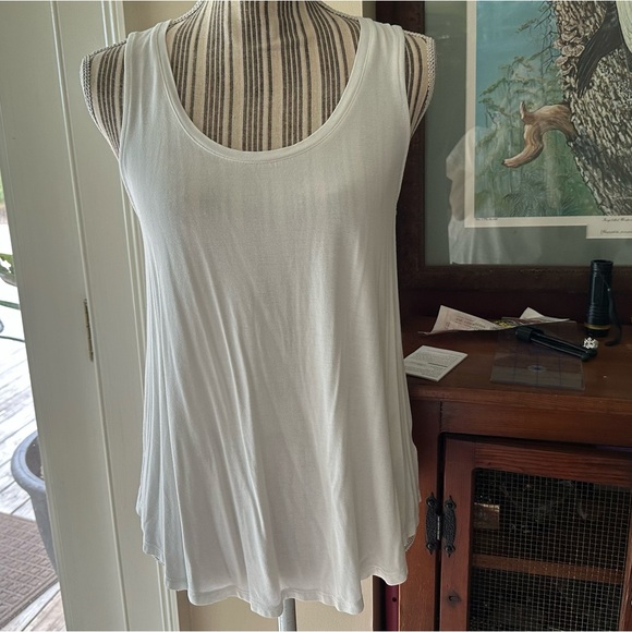 A New Day White V-Neck Flowy Tank Top - Picture 15 of 16